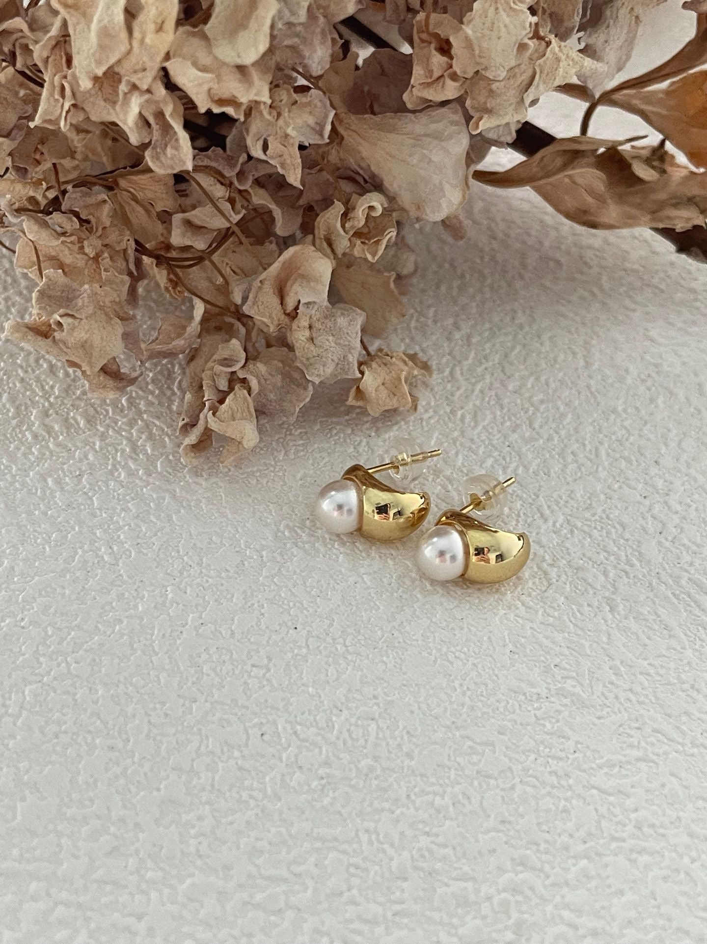 Solis Pearl Studs