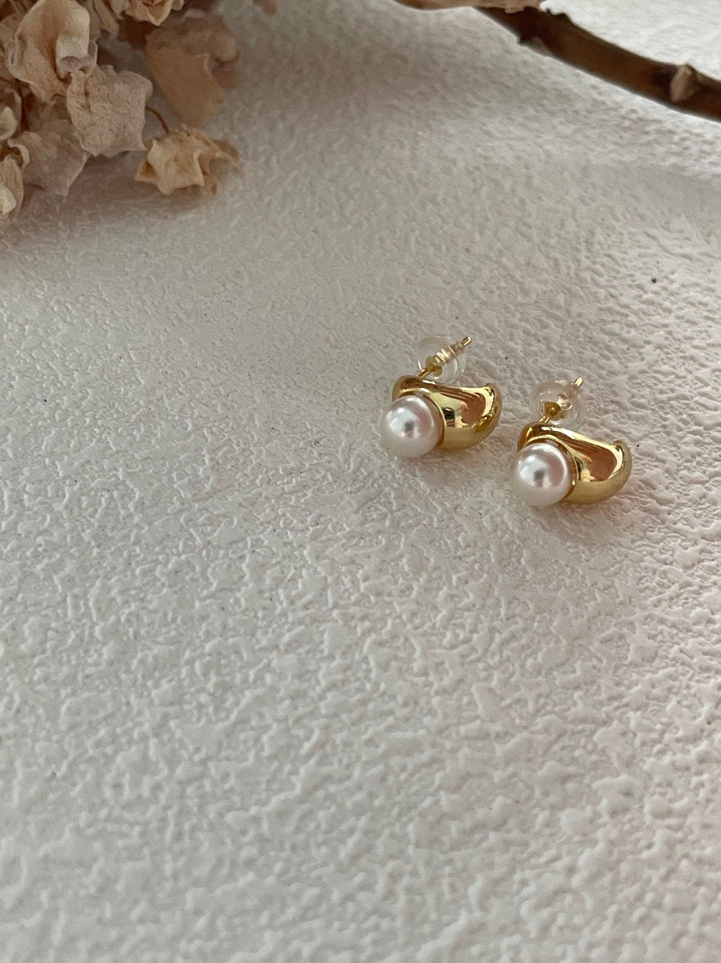 Solis Pearl Studs