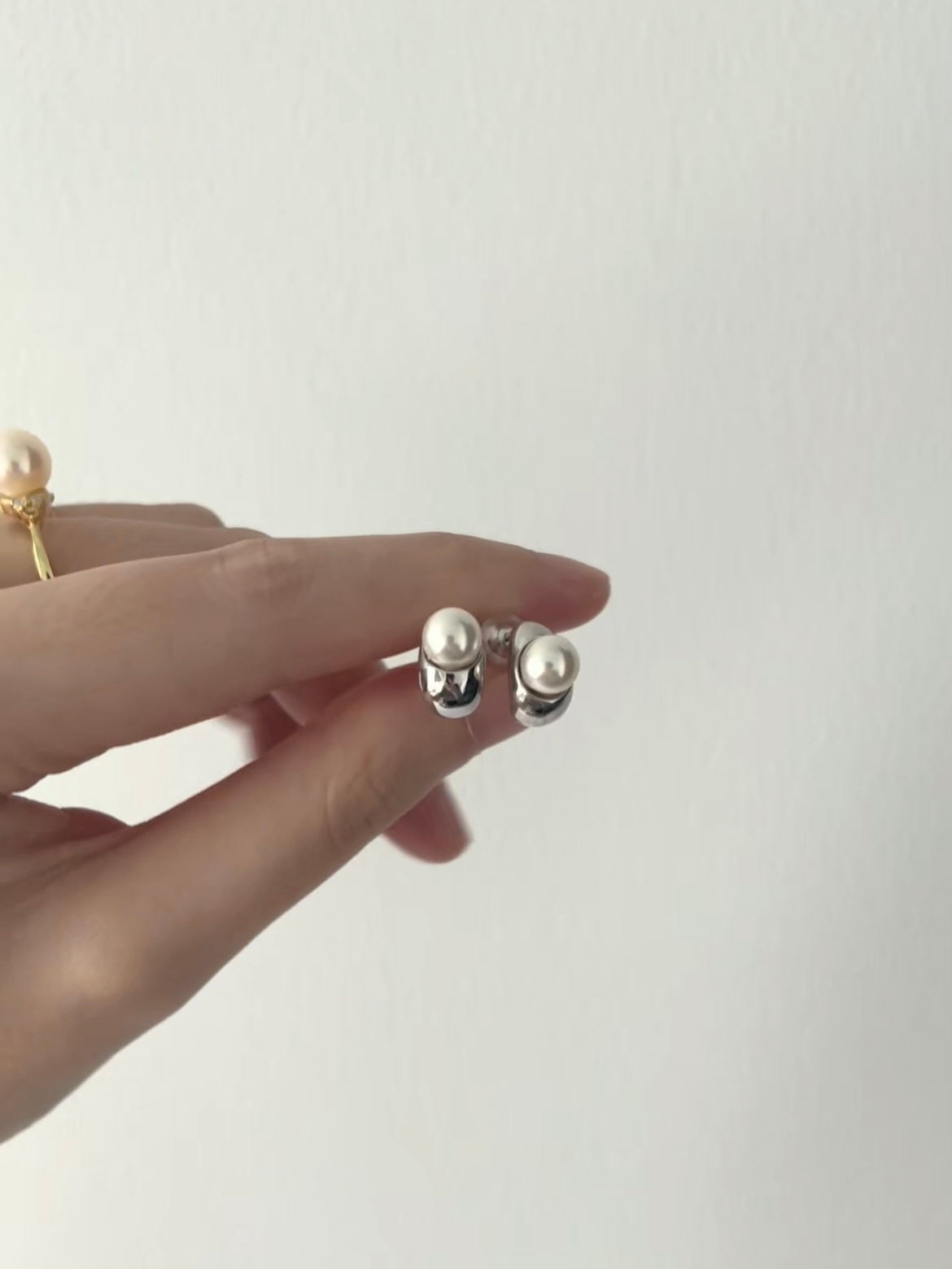 Solis Pearl Studs